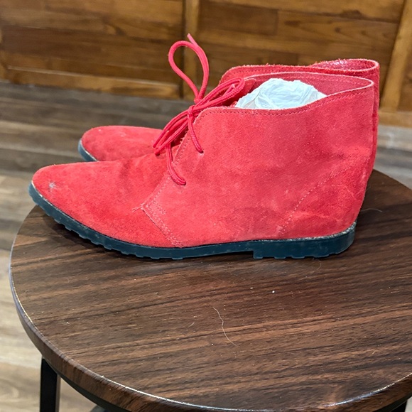Source Unknown Red Suede Lace-Up Desert Booties - Picture 4 of 7